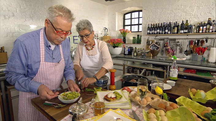 Martina und Moritz bereiten Eierspeisen in der Küche zu