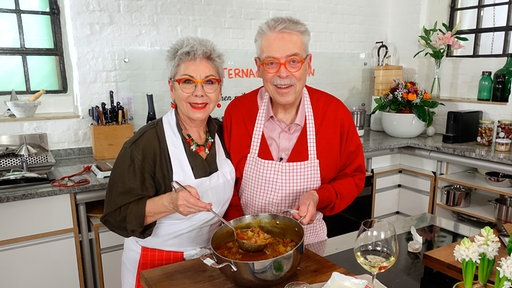 Martina und Moritz bereiten in ihrer Küche Mitternachtssuppen zu