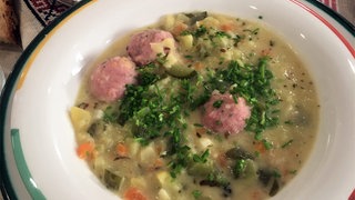 Saure-Gurken-Suppe in einem Teller angerichtet