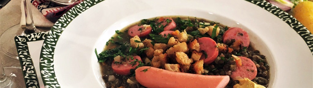 Linsensuppe mit Wurst in einem Teller angerichtet