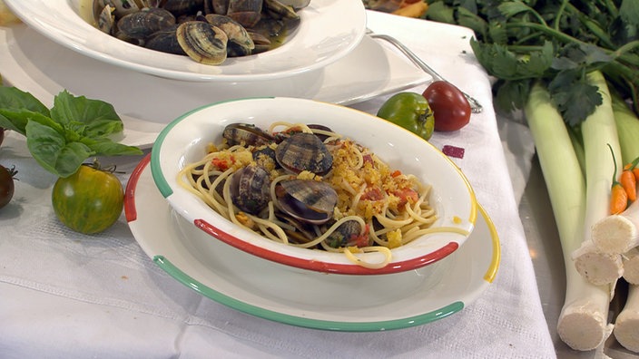 Spaghetti alle Vongole in einem tiefen Teller angerichtet