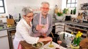 Martina und Moritz bereiten in ihrer Küche Gerichte zur Osterzeit zu