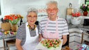 Martina und Moritz präsentieren in ihrer Küche rheinische Tapas