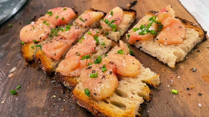  Geröstete Bauernbrotscheiben mit Mark belegt