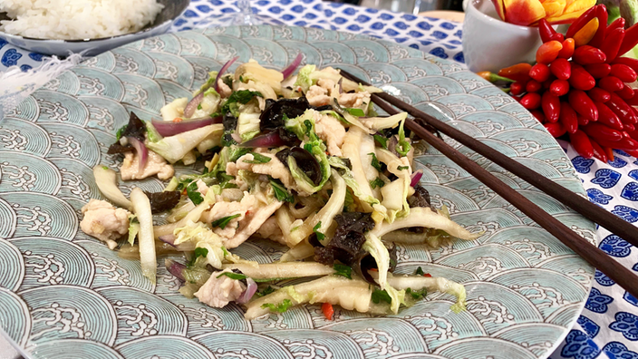 Hähnchen mit Chinakohl auf einem flachen Teller