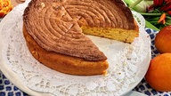 Angeschnittener, runder Orangenkuchen