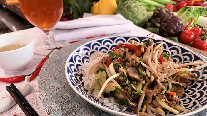 Schweineschnitzel aus dem Wok auf einem Teller angerichtet