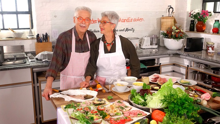 Martina und Moritz bereiten in ihrer Küche skandinavische Gerichte zu