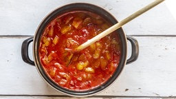 Blick von oben in einen Topf mit Tomatensauce.