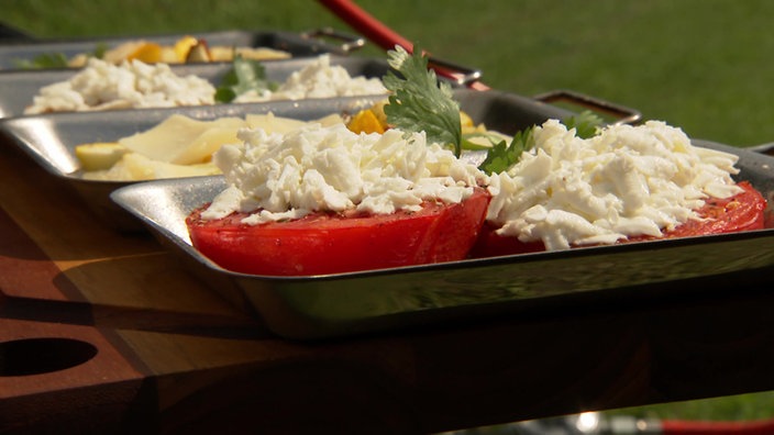 Grillpfännchen mit Ochsenherz-Tomaten auf dem Grill.