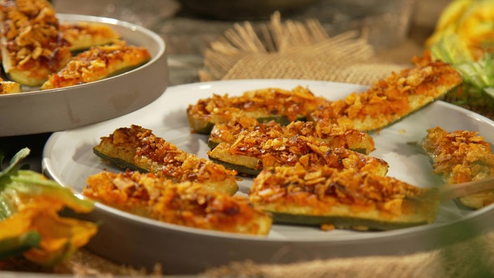 Zucchini umhüllt von einer herzhaften Chips-Panade und knusprig gebraten auf dem Grill.