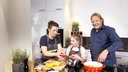 Björn Freiag mit Familie Quinckert Böhmer beim Kochen.