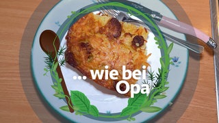 Ein Teller mit einem Stück Puttes bzw. Döppekooche, am Rand liegt Besteck. Um den Teller herum ist ein rundes Logo der Sendereihe "wie bei Oma" zu sehen mit Küchenkräutern und einem Holzkochlöffel