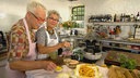 Martina und Moritz bereiten in ihrer Küche Pommes zu