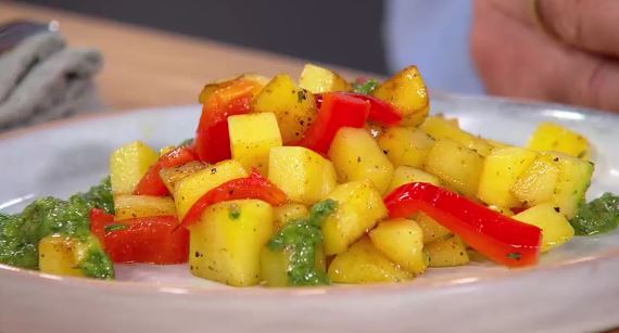 Schnelle Bratkartoffeln mit Rosmarin und Paprika, dazu grüne Salsa