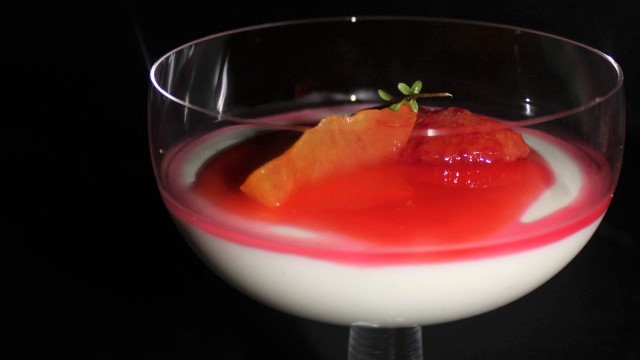 Buttermilch-Pannacotta mit Blutorangenmarmelade im Glas