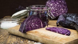 Geschnittener Rotkohl auf einem Holzbrett.