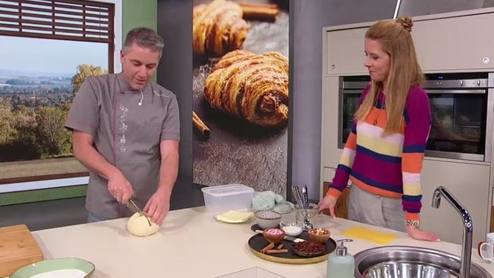 Matthias Ludwigs und Miriam Lange backen Franzbrötchen