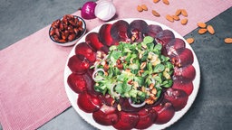 Das Bild zeigt Feldsalat mit Rote-Bete-Carpaccio.