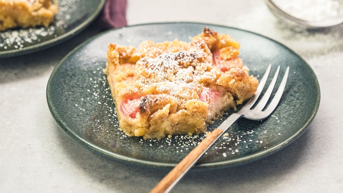 Das Bild zeigt einen fertigen Rhabarberkuchen mit Streuseln.