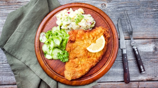 Hühnchen-Cordon-Bleu mit Erbsengemüse