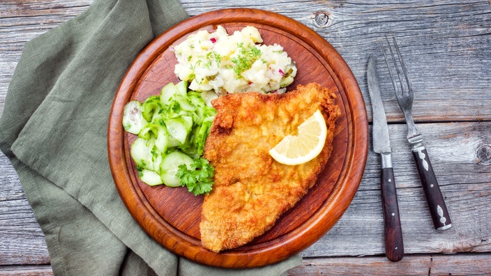 Hühnchen-Cordon-Bleu mit Erbsengemüse