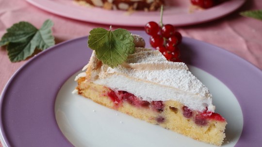 Johannisbeerbaiserkuchen auf einem Teller