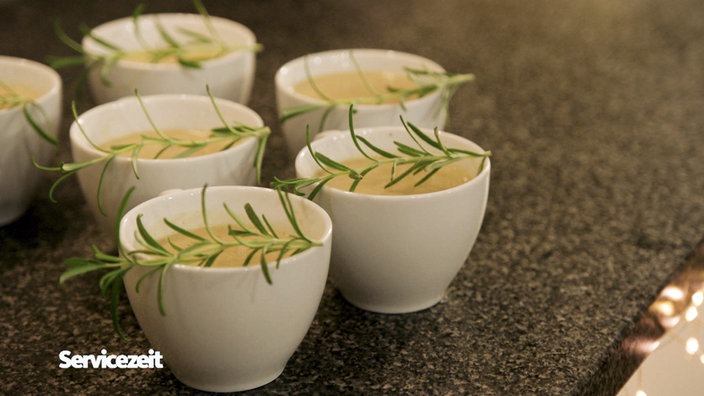 Das Bild zeigt das fertige Gericht: "Lauwarme Kartoffelsuppe mit Trüffel".