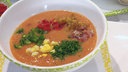 Salmorejo (Kalte spanische Tomatensuppe) in einer Schüssel