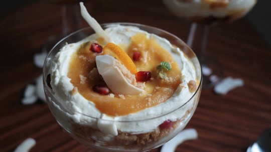 Mango-Schichtdessert in einem Glas