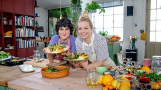 Das Bild zeigt die Köchinnen Theresa Knipschild und Zora Klipp.