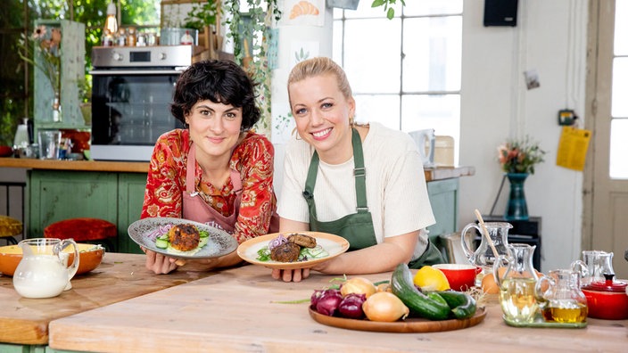 Das Bild zeigt die Köchinnen Theresa Knipschild und Zora Klipp.