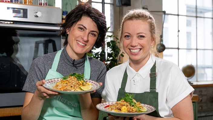 Das Bild zeigt die Köchinnen Theresa Knipschild und Zora Klipp.