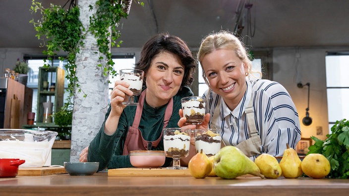 Das Bild zeigt die Köchinnen Theresa Knipschild und Zora Klipp.