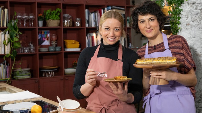 Das Bild zeigt die Köchinnen Theresa Knipschild und Zora Klipp.