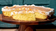 Orangenlimonaden-Kuchen auf einem Kuchenteller.