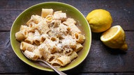 Das Bild zeigt Pasta mit Steinpilz-Ricotta-Pesto in einem tiefen Teller.