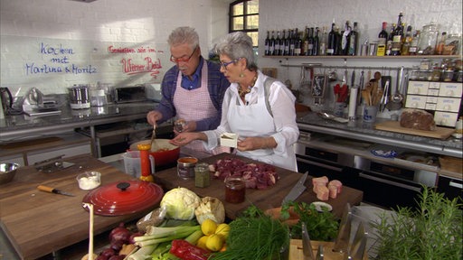 Martina und Moritz bereiten in ihrer Küche Wiener Gerichte zu