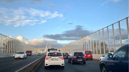 Viele Autos fahren auf der Leverkusener Brücke auf der A1 bei herbstlichem Wetter.