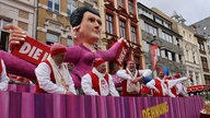 Nordrhein-Westfalen, Köln: Ein Motivwagen zum Thema Sahra Wagenknecht BSW und der widerspenstigen Dehnung fährt im Rosenmontagsumzug mit. 