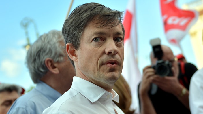 Nicolas Berggruen vor Demonstranten in Berlin