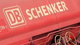 Waggon mit der Aufschrieft DB Schenker