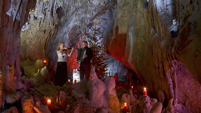 Christbaum in der Dechenhöhle wird geschmückt