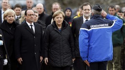 Hannelore Kraft, NRW-Ministerpräsidentin, der französiche Präsident Francois Hollande, Bundeskanzlerin Angela Merkel und der spanische Ministerpräsident Mariano Rajoy bei ihrer Ankunft in Seyne-les-Alpes, nahe der Absturzstelle des Germanwings-Airbus, am 25.3.2015. 