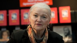 Eva-Maria Hagen gibt 2014 auf der Leipziger Buchmesse in Leipzig Autogramme