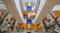 Kunden auf Rolltreppen im Karstadt Warenhaus am Herrmannplatz in Berlin