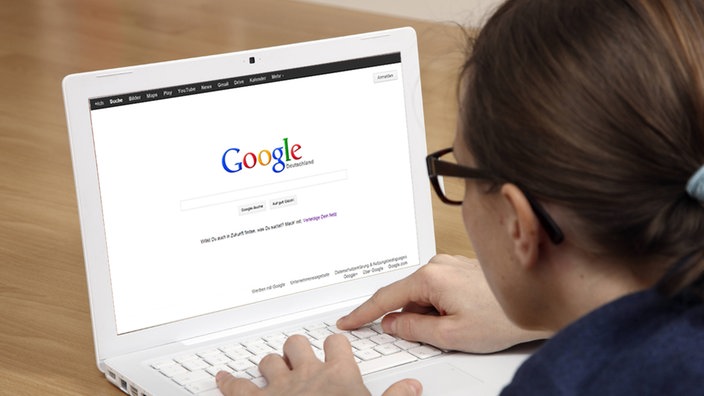 Montage: Website der Googleseite in einem Laptop, junge Frau