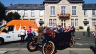 Zwei Overland-Oldtimer fahren auf einer Landstraße in der Eifel