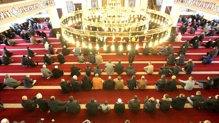 Muslime bereiten sich in der Merkez-Moschez in Duisburg (Nordrhein-Westfalen) auf das Freitagsgebet vor