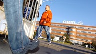 Mitarbeiter verlassen das Opelwerk in Bochum